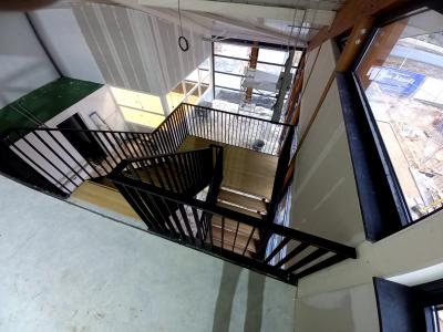 Open stalen steektrap