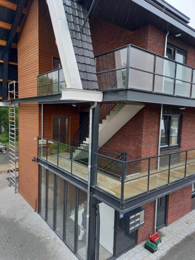 Stalen hekwerk met glazen balustrade