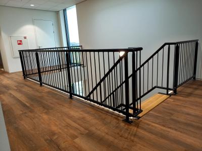 Metalen trap met balustrade