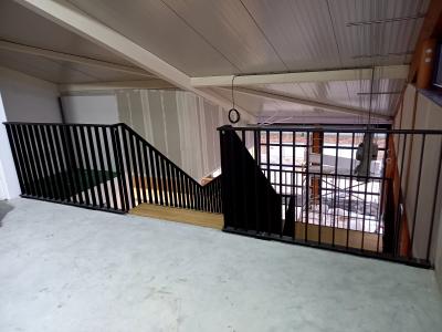 Stalen steektrap met balustrade