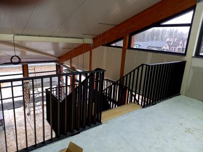 Stalen steektrap met houten treden