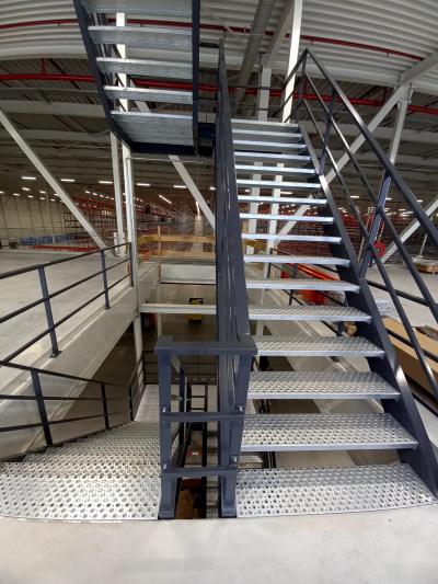 Trappenhuis met metalen treden