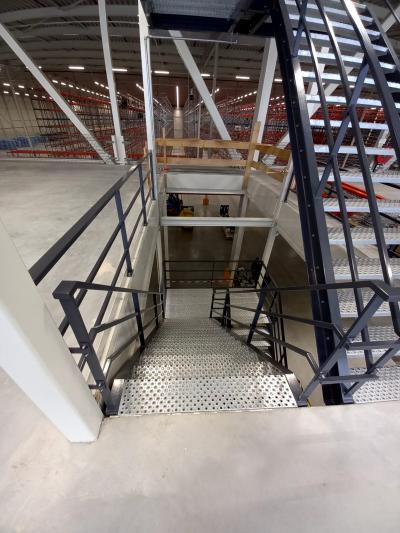 Open trappenhuis bedrijfshal