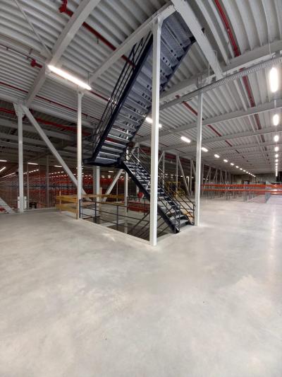 Bedrijfshal met zwart trappenhuis