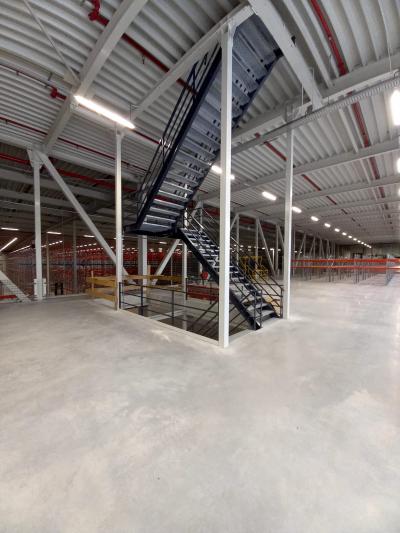 Stalen trappenhuis bedrijfshal