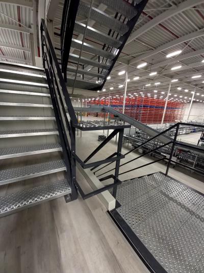 Zwart trappenhuis met stalen treden