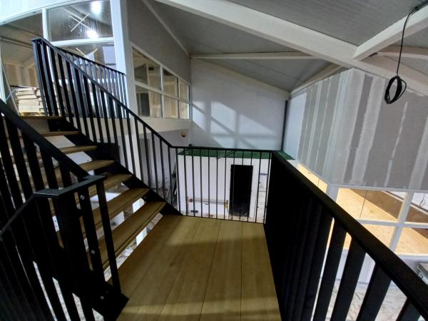 Zwarte stalen steektrap