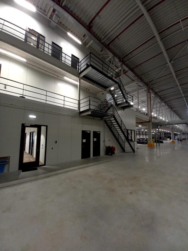 Zwart trappenhuis bedrijfshal